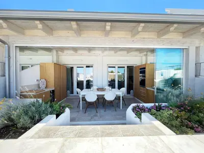 Balcone o terrazza di Luxury sea view home at only 4-min walk to beach