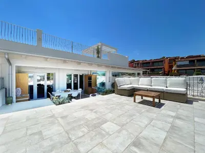 Balcone o terrazza di Luxury sea view home at only 4-min walk to beach