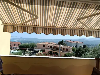 Vista generica sulle montagne o vista sulle montagne dall'interno dell'appartamento