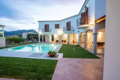 Piscina di Domus meravizosas o nelle vicinanze