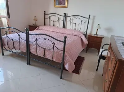 Letto o letti in una camera di S'Altura, dall'alto di Nuoro
