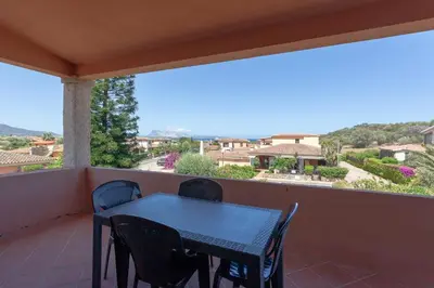 Vista generica sulle montagne o vista sulle montagne dall'interno dell'appartamento