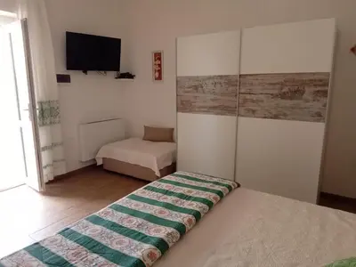 Letto o letti in una camera di Affittacamere da Claudio&Kevin con cucinino