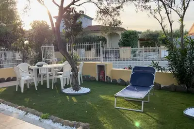 Giardino di Comoda villetta con giardino