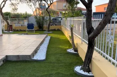 Giardino di Comoda villetta con giardino