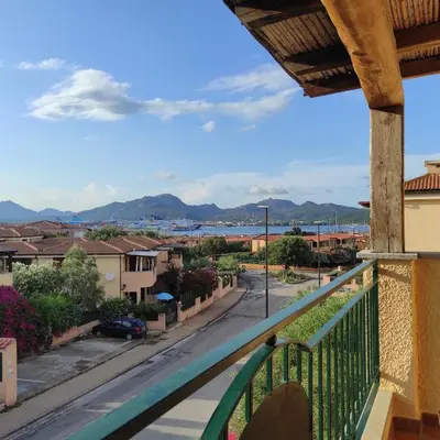 Vista generica sulle montagne o vista sulle montagne dall'interno del bed & breakfast