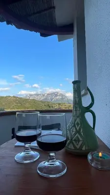 Vista generica sulle montagne o vista sulle montagne dall'interno dell'agriturismo