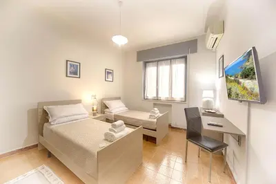 Letto o letti in una camera di helichrysum hospitality 85mq relax nel centro di olbia