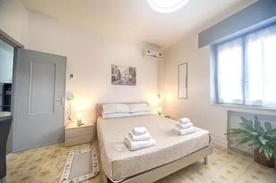 Letto o letti in una camera di helichrysum hospitality 85mq relax nel centro di olbia