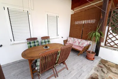 Area soggiorno di Sardinian Cottage, 150m from the sea, private Garden