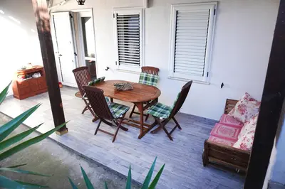 Area soggiorno di Sardinian Cottage, 150m from the sea, private Garden