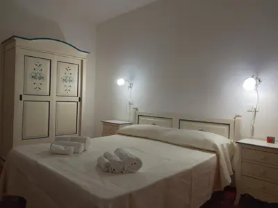 Letto o letti in una camera di S' Agrùstu