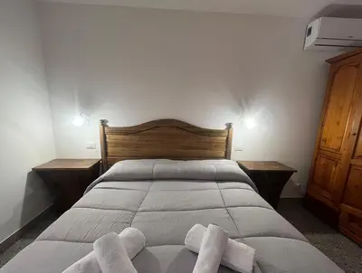 Letto o letti in una camera di S' Agrùstu