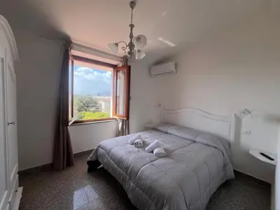 Letto o letti in una camera di S' Agrùstu