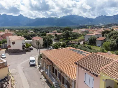 Vista generica sulle montagne o vista sulle montagne dall'interno dell'affittacamere