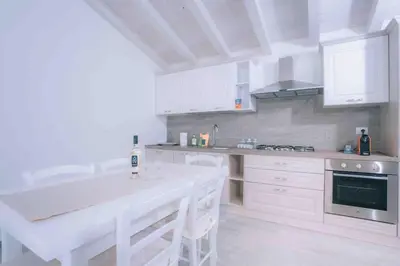 Cucina o angolo cottura di Seaside Villa 2BR-1BA. 7 min walk to the beach