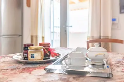 Set per la preparazione di tè e caffè presso Insula -- Telti