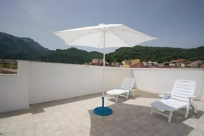 Vista generica sulle montagne o vista sulle montagne dall'interno dell'appartamento