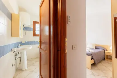 Bagno di ISA-Apartments with air conditioning and external outdoor space in Budoni, at only 300 m from the beach