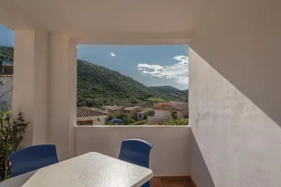 Vista generica sulle montagne o vista sulle montagne dall'interno dell'appartamento