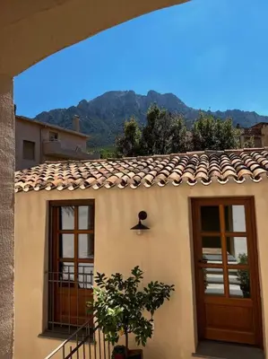 Vista generica sulle montagne o vista sulle montagne dall'interno della casa vacanze
