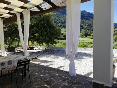 Vista generica sulle montagne o vista sulle montagne dall'interno del bed & breakfast