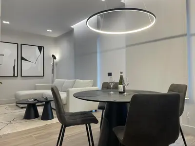 Area soggiorno di Superior 1BR Apartment - Fully Renovated & Equipped - Prime Centre location - Garibaldi#2 - Parking
