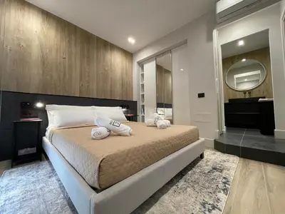 Letto o letti in una camera di Superior 1BR Apartment - Fully Renovated & Equipped - Prime Centre location - Garibaldi#2 - Parking