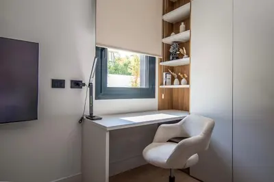 TV o dispositivi per l'intrattenimento presso 2BR Luxurious Designer holiday Apartment - Azulis1 - Garden - FREE Parking