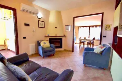 Area soggiorno di Iss Travel- Casa Pustinu, 2 bedroom-apartment with air conditioning and private garden