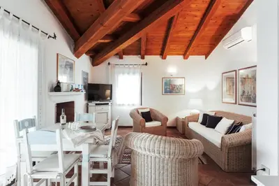 TV o dispositivi per l'intrattenimento presso Villa caposchiera a 150m dal mare