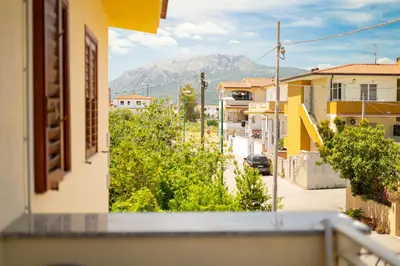 Vista generica sulle montagne o vista sulle montagne dall'interno dell'appartamento