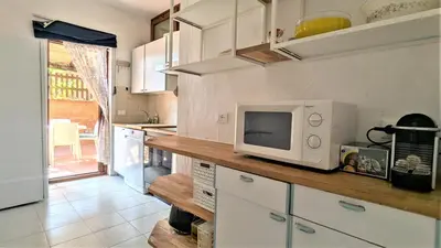 Cucina o angolo cottura di Appartamento vista mare a 150m dalla spiaggia