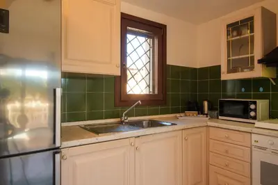 Cucina o angolo cottura di [Incantevole Villetta]con Giardino e Vista mare