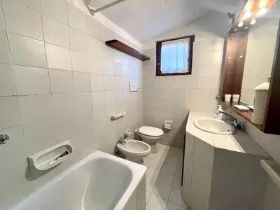 Bagno di VILLA FARFALLE CON STREPITOSA SCOGLIERA PRIVATA