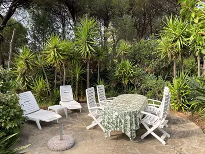 Giardino di VILLA FARFALLE CON STREPITOSA SCOGLIERA PRIVATA
