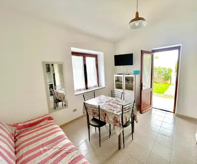 TV o dispositivi per l'intrattenimento presso ISS Travel, La Mendula Holiday Home, 2 bedrooms-apartments with private outdoor area