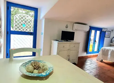 TV o dispositivi per l'intrattenimento presso Le Andira - Monolocali finemente arredati a pochi passi dal centro storico di Orosei