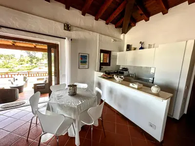 Cucina o angolo cottura di Pearl Home - Sea View and 10 min from La Cinta and Lu Impostu Beach