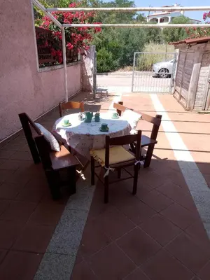 Patio o area all'aperto di VILLA SA MINDA NOA 2 camere 2 bagni ARIA CONDIZIONATA e giardino