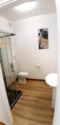 Bagno di Casa Ribes Rooms, l'angolo tranquillo alle porte della città
