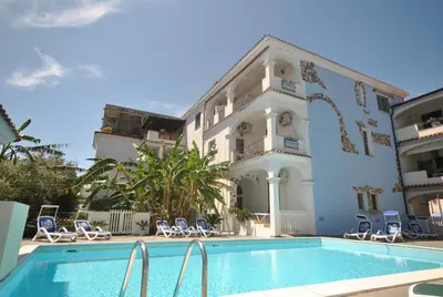 Piscina di Appartamento lungo via del mare o nelle vicinanze
