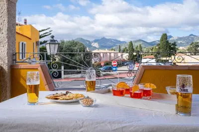 Vista generica sulle montagne o vista sulle montagne dall'interno della casa vacanze
