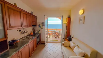 Cucina o angolo cottura di Appartamento Abba Durke con vista sul mare