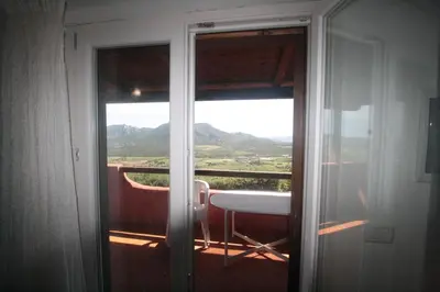 Vista generica sulle montagne o vista sulle montagne dall'interno dell'appartamento