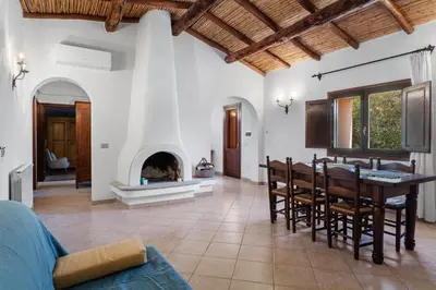 Area soggiorno di Historic Farm House -Countryside & Sea View-