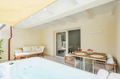 Area soggiorno di Luxury House & Spa in Baia Turchese con idromassaggio privato