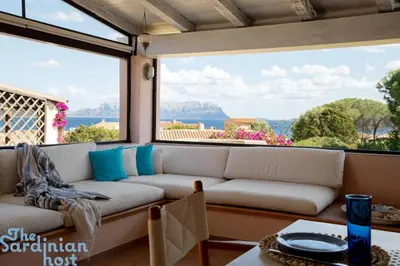 Vista generica sulle montagne o vista sulle montagne dall'interno della casa vacanze