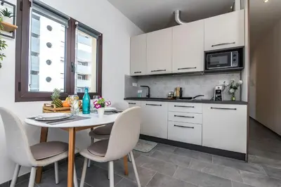 Cucina o angolo cottura di Always Traveling Near The City Center - Happy Rentals
