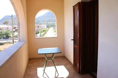 Vista generica sulle montagne o vista sulle montagne dall'interno della casa vacanze